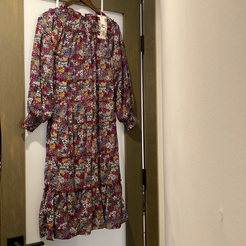 Very pretty long sleeve floral dress and goes past the knees. Perfect condition!